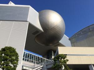 天球劇場外観